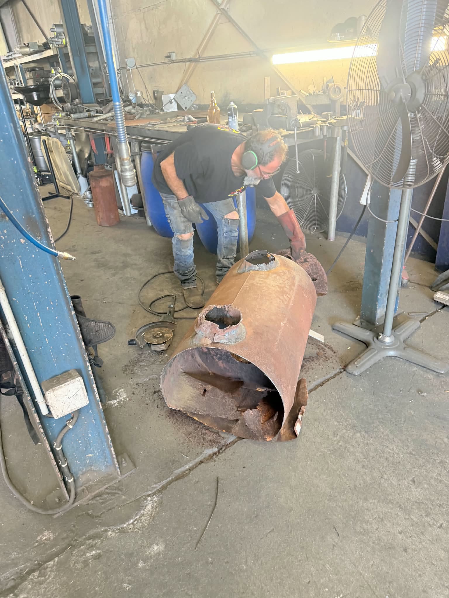 Artisan J&R au travail sur un échappement de gros engin dans l’atelier